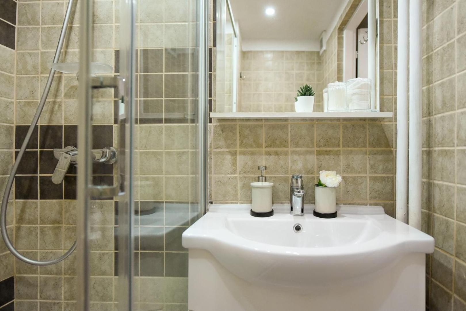 Downtown Oasis: Central Apartments With Cozy Charm 布加勒斯特 客房 照片